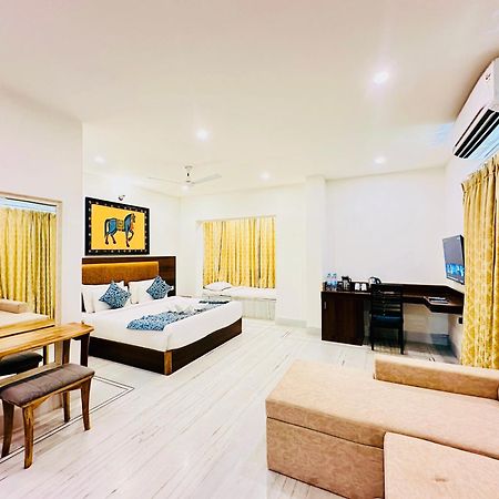 Mewar Palace Resort And Spa Udaipur Exterior photo