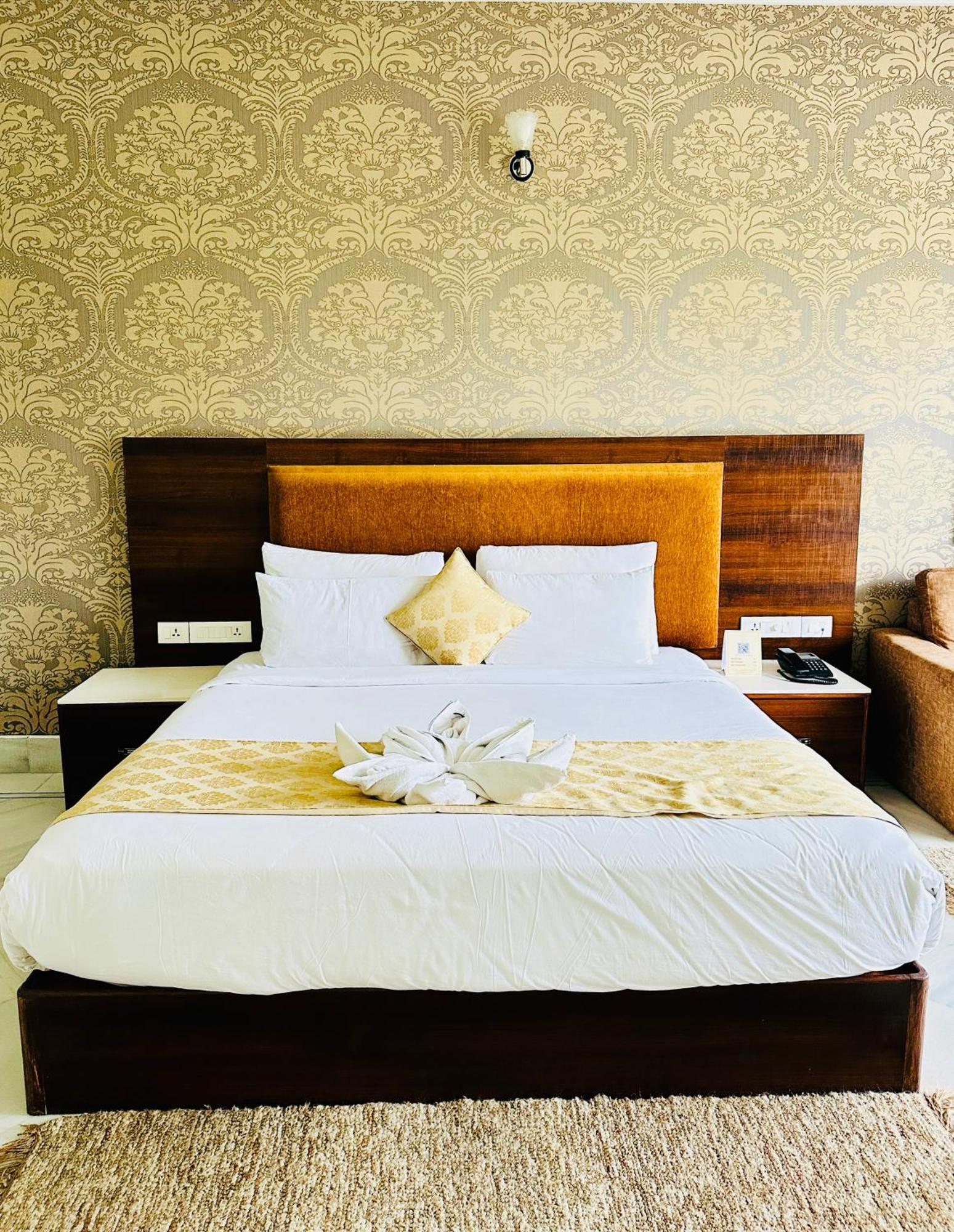 Mewar Palace Resort And Spa Udaipur Exterior photo