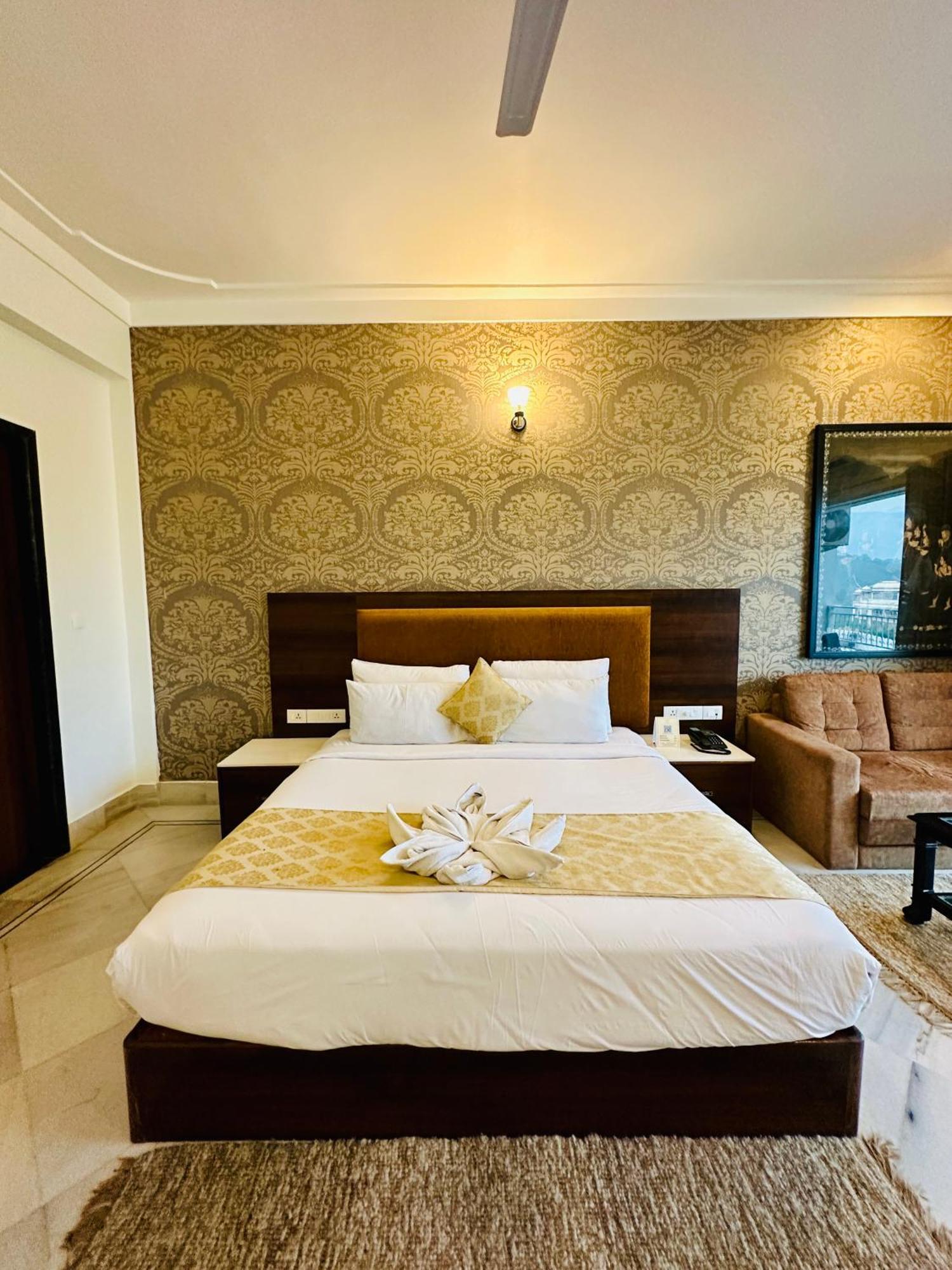 Mewar Palace Resort And Spa Udaipur Exterior photo